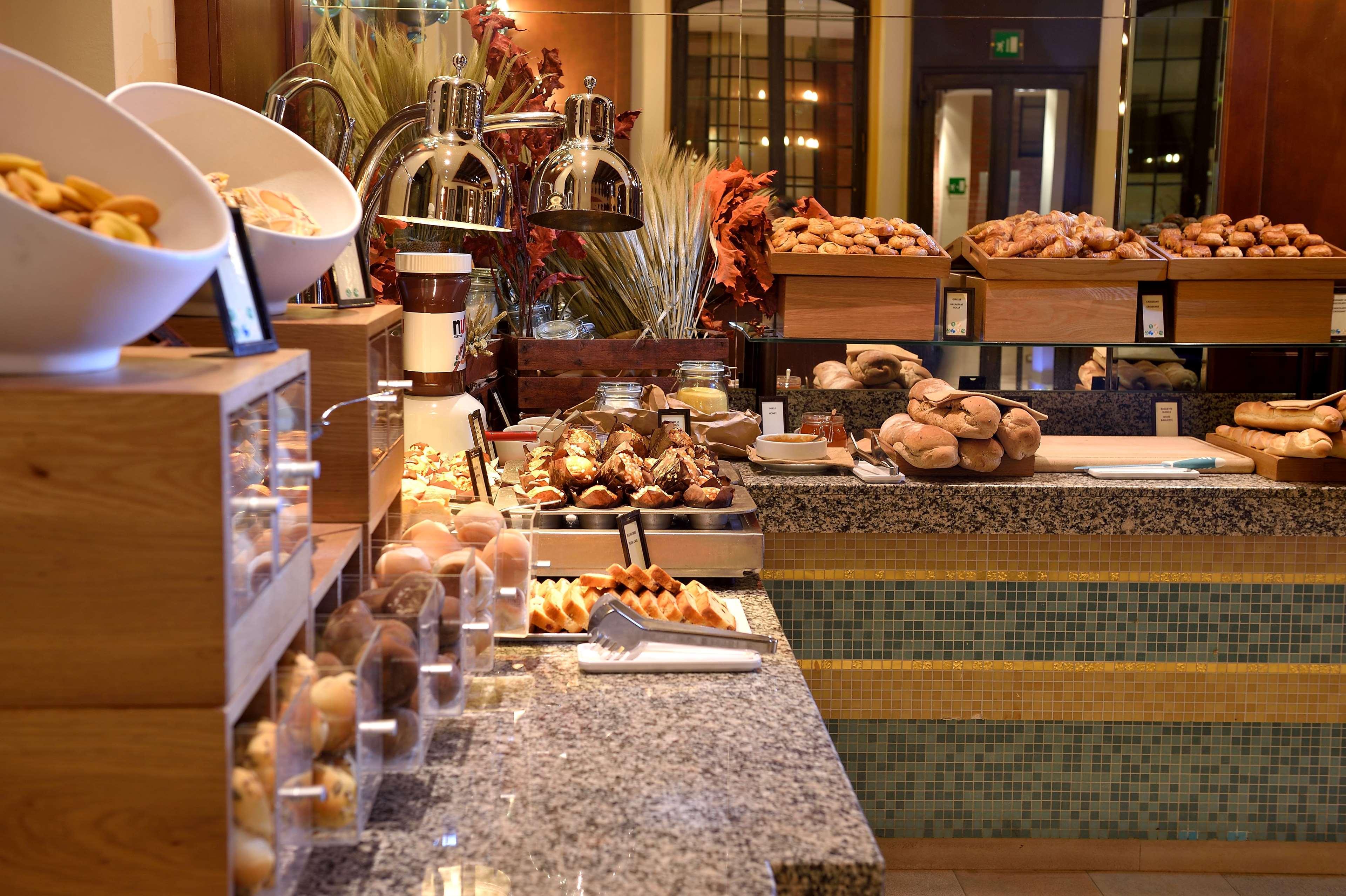 Hilton Molino Stucky Venezia Esterno foto A buffet at a hotel