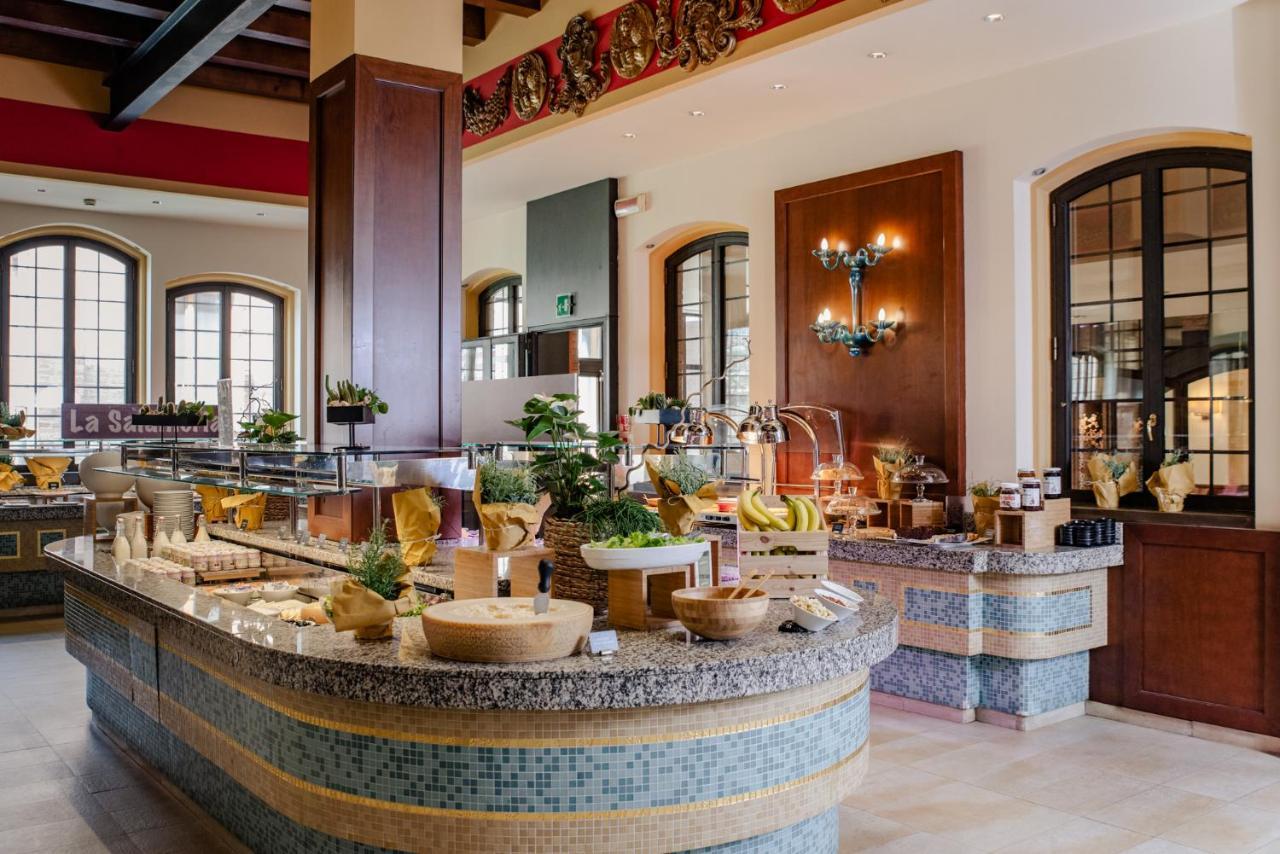 Hilton Molino Stucky Venezia Esterno foto The buffet at the restaurant