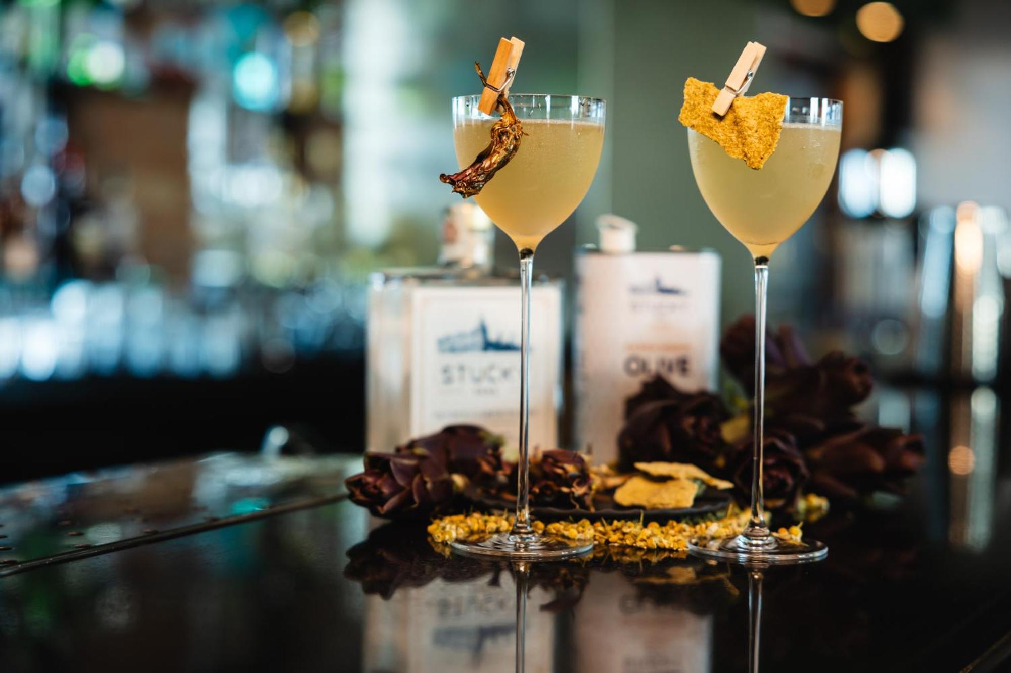 Hilton Molino Stucky Venezia Esterno foto A cocktail made with a bottle of G'Vine Floraison