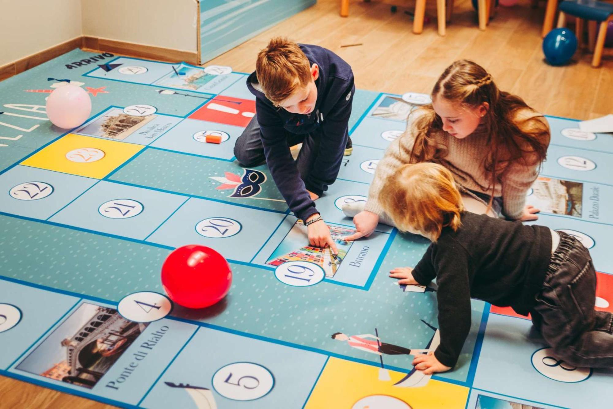 Hilton Molino Stucky Venezia Esterno foto Children playing with a board game