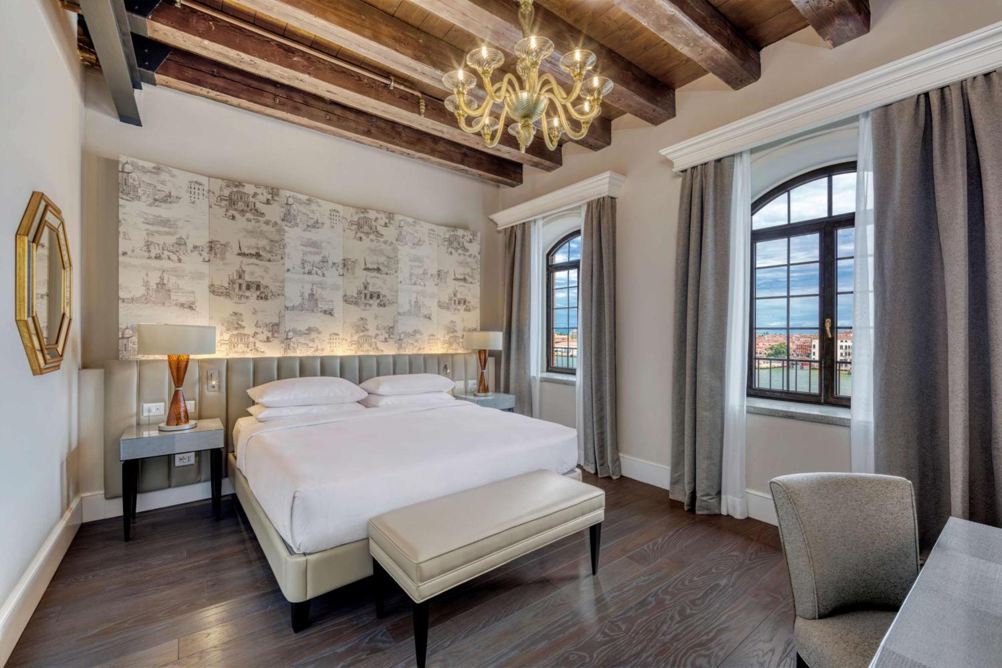 Hilton Molino Stucky Venezia Esterno foto A bedroom at the hotel