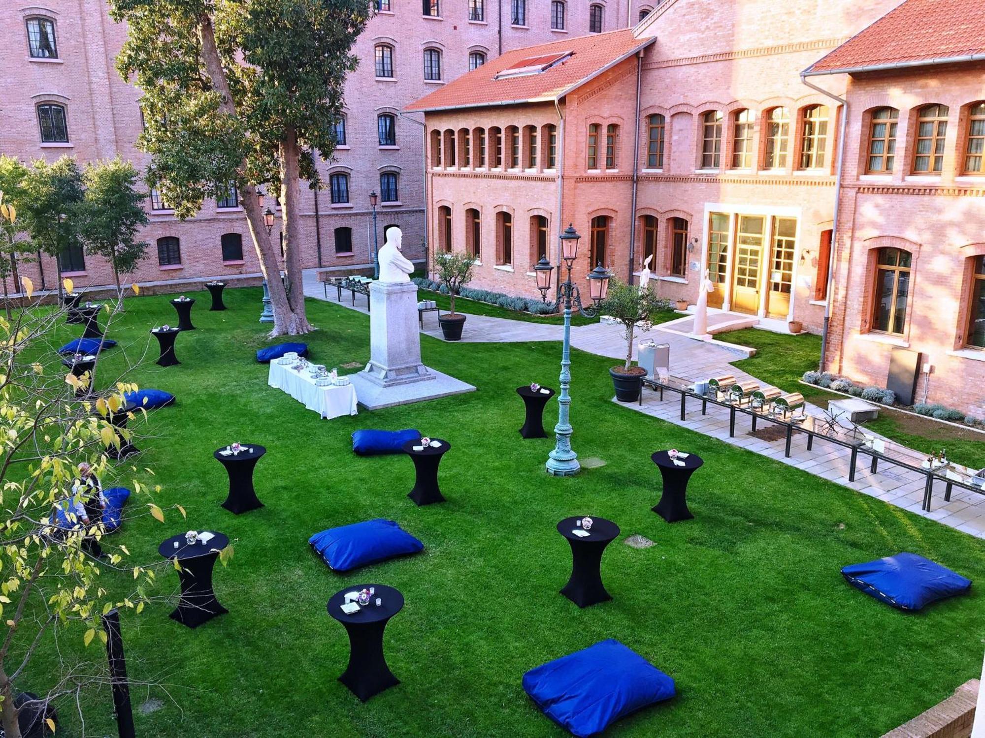 Hilton Molino Stucky Venezia Esterno foto The courtyard of the university
