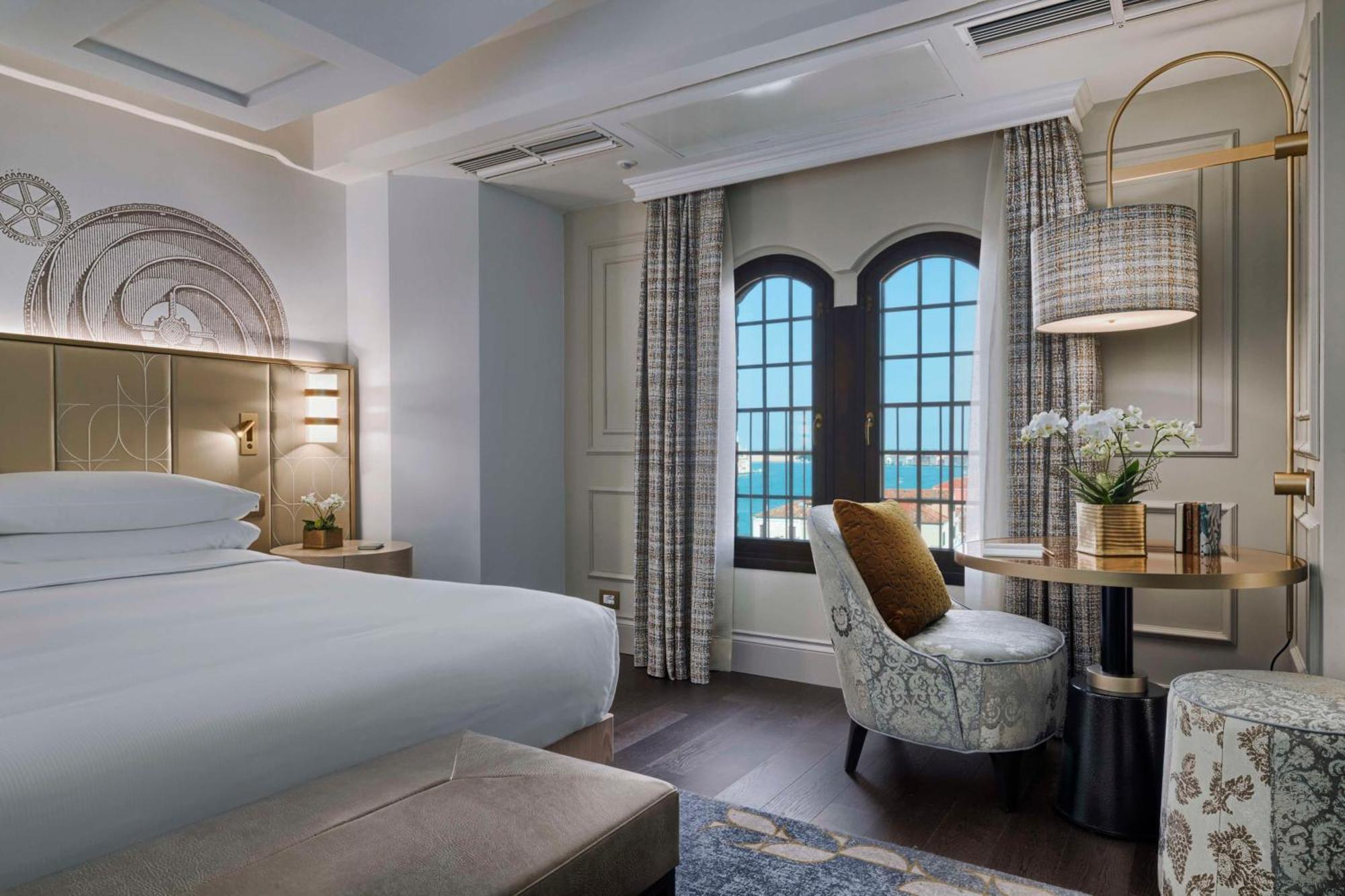 Hilton Molino Stucky Venezia Esterno foto A guest room at the hotel